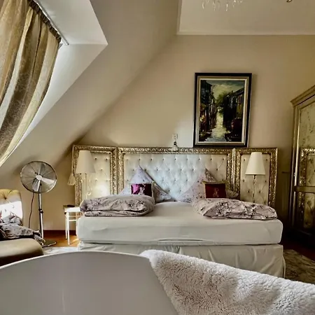 Schottennester Schlafen An Der Kraemerbruecke ארפורט